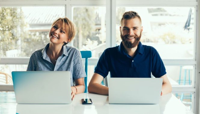 twee gebruikers die met Entra ID inloggen bij Bryder